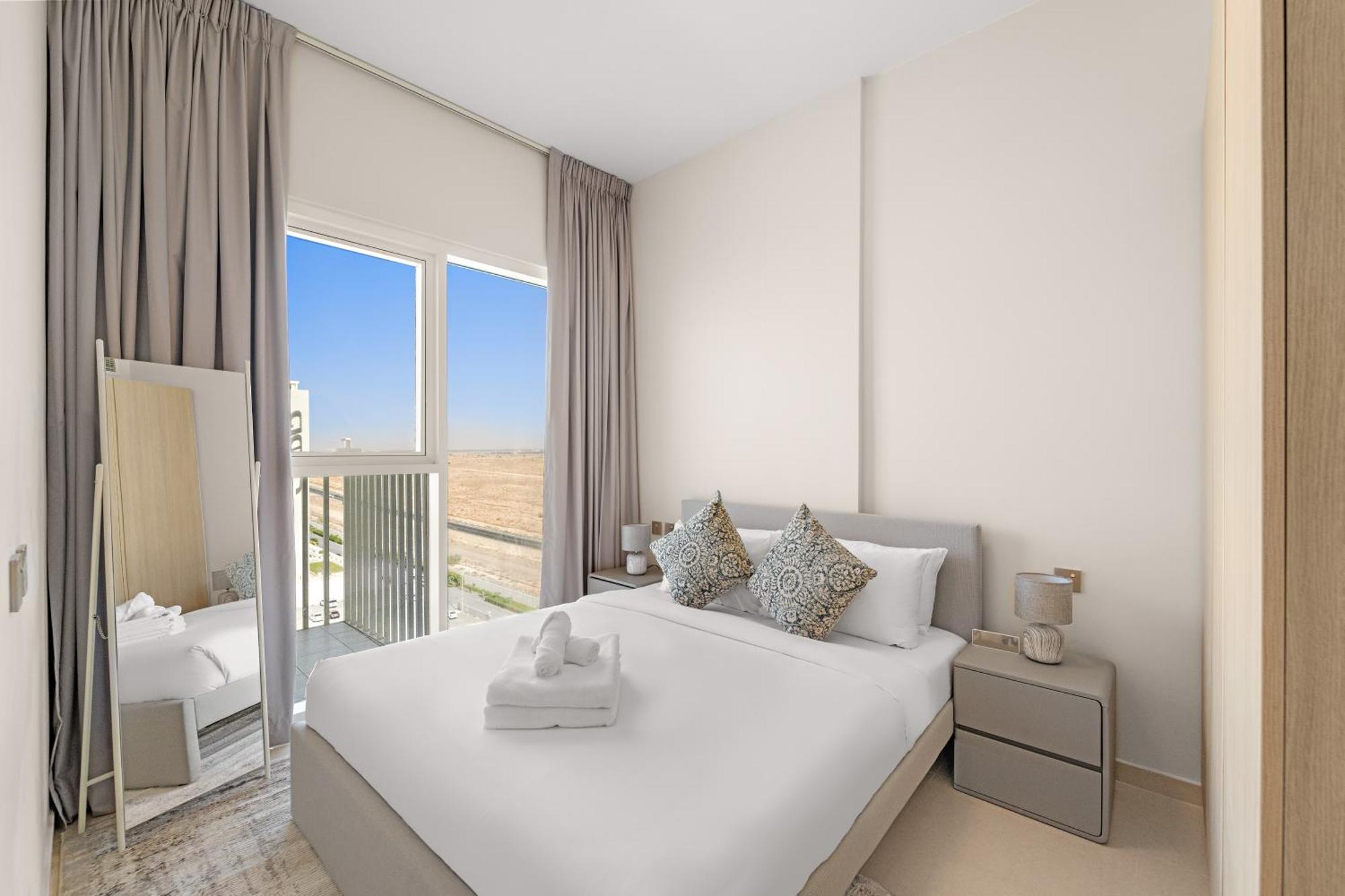 Modern 1 Bed With Sofa Bed And Access To Pool And Gym Dubai