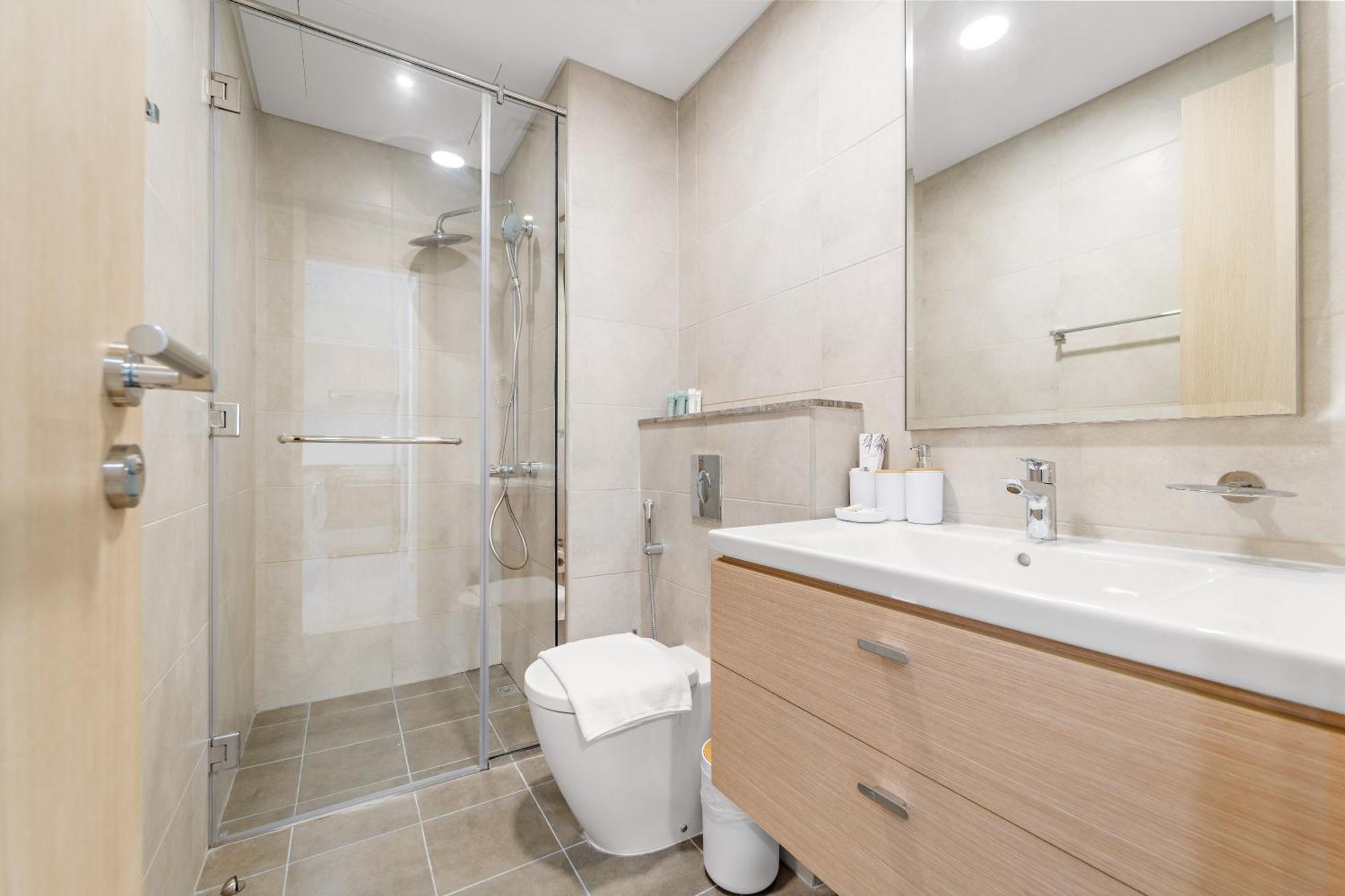 Modern 1 Bed With Sofa Bed And Access To Pool And Gym Apartment *