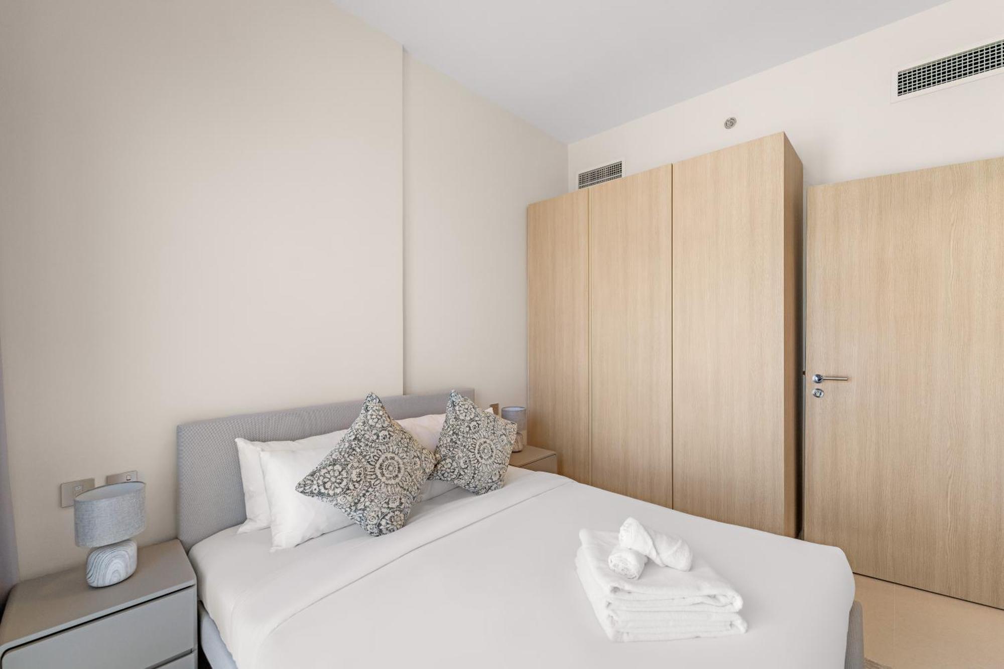 Modern 1 Bed With Sofa Bed And Access To Pool And Gym