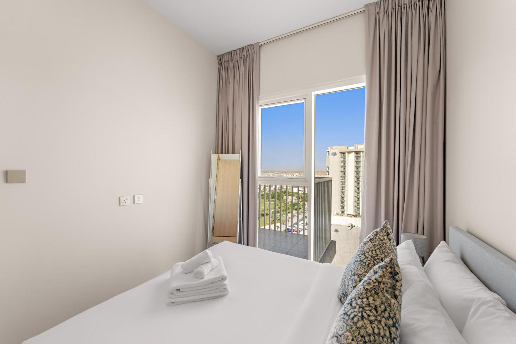 Apartment Modern 1 Bed With Sofa Bed And Access To Pool And Gym Dubai